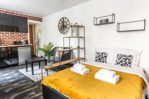 巴黎Design Studio near metro and Eiffel Tower的一间卧室配有一张带两个白色枕头的大床