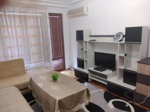 A television and/or entertainment centre at Апартамент Алекс
