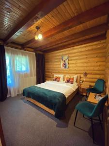 um quarto com uma cama e uma parede de madeira em Pensiunea Vanatorul em Obarsia Lotrului