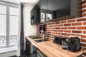 Design Studio near metro and Eiffel Tower的厨房或小厨房