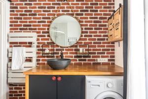 巴黎Design Studio near metro and Eiffel Tower的带水槽和砖墙的浴室 更多9张照片
