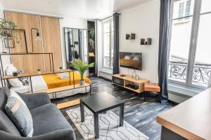 巴黎Design Studio near metro and Eiffel Tower的带沙发和电视的客厅
