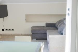 sala de estar con sofá y mesa en [Loft Eugenio] - *Large and bright apartment*, en Turín