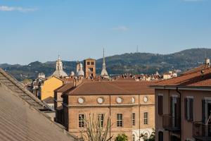 vistas a una ciudad con edificios y una torre en [Loft Eugenio] - *Large and bright apartment*, en Turín
