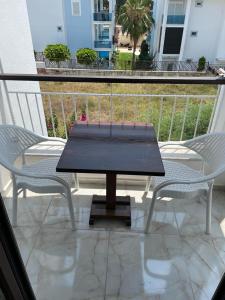 una mesa negra y 2 sillas en el balcón en Villa Hania Boutique Hotel - Adults only, en Side