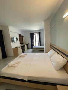 una camera con un grande letto bianco di Villa Hania Boutique Hotel - Adults only a Side