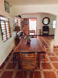 a dining room with a wooden table and chairs at Posada El Perico Marinero in Río Lagartos