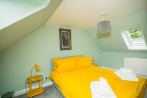 Łóżko lub łóżka w pokoju w obiekcie Tig Cottage - a rural, quirky, pet friendly 2 bedroom cottage near Ballantrae