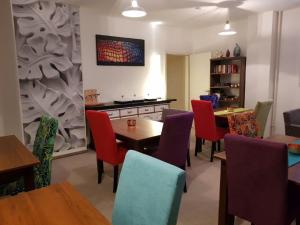 un comedor con mesas y sillas coloridas en Arthotel, en Bad Pyrmont