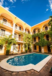 a courtyard with a swimming pool in front of a building at Hotel Boutique La Mision De Fray Diego in Mérida +84 photos