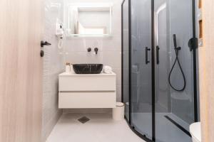ツァヴタットにあるCasa De Hijosの洗面台とシャワー付きのバスルーム +16枚の写真