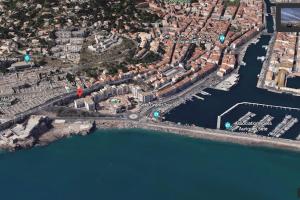 una vista aerea di una città e dell'acqua di Le MARTY 9 Vue Mer Loggia Climatisé Piscine Centre a Sète