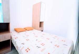 una camera da letto con un letto con cuscini arancioni sopra di Le MARTY 9 Vue Mer Loggia Climatisé Piscine Centre a Sète