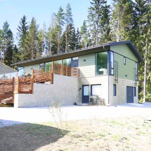 een huis met een groen en wit bij Yksiö Turun Hirvensalossa in Turku