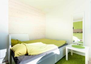 - une petite chambre avec un lit et un miroir dans l'établissement Yksiö Turun Hirvensalossa, à Turku