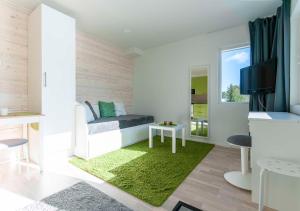 - une petite chambre avec un lit et une télévision dans l'établissement Yksiö Turun Hirvensalossa, à Turku