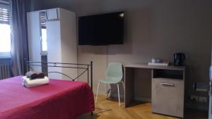 1 dormitorio con cama, escritorio y silla en Cconforthotels R&B Suite&Chic - SELF CHECK IN en Bari