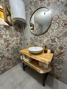 uma casa de banho com um lavatório e um espelho em Apartmani nisicka oaza 2 em Ilijaš