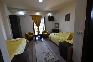 um quarto de hotel com duas camas e um sofá em Grand Kokino 