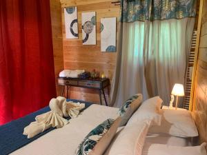 ein Schlafzimmer mit einem Bett und einem Tisch mit einem Bett von 6 x 6 cm in der Unterkunft Domaine de la Font Vineuse & Spa in Saint-Pierre-dʼArgençon