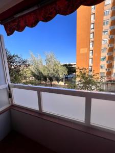 une fenêtre avec vue sur un bâtiment dans l'établissement Ca La Noa 2, à Viladecans