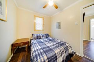 - une chambre avec un lit et un ventilateur de plafond dans l'établissement Geneva Cottage with Patio - Walk to Park, Lake Erie!, à Geneva-on-the-Lake