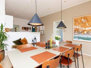 ein Esszimmer mit einem Tisch und Stühlen in der Unterkunft Captivating Holiday home in L kken with Whirlpool in Løkken