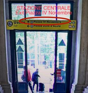 ミラノにあるAffittacamere Sevesoの建物の入り口の戸口を歩いている2人