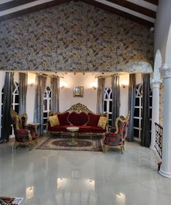 - un salon avec un canapé et des fauteuils rouges dans l'établissement Hotel Mansión Sant Serrant, à Marinilla