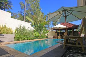 Superb family friendly villa with pool and only 500 metres from beach tesisinde veya buraya yakın yüzme havuzu