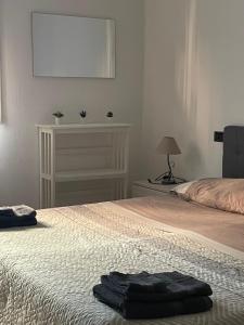 una camera con un letto con una foto sul muro di Romagna Apartments a Massa Lombarda