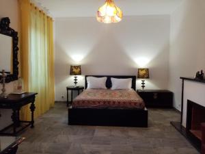 una camera da letto con un letto e un lampadario di Alentejo Cante & Vinho a Ferreira do Alentejo Altre 109 foto