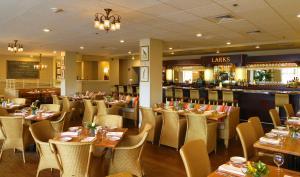 a restaurant with tables and chairs and a bar at Ashland Springs Hotel in Ashland