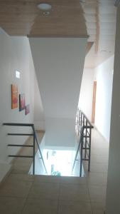 - un escalier en verre dans une chambre dotée d'un plafond en bois dans l'établissement The Mendoza Grand Hotel, à Barranquilla