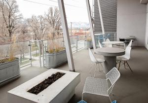 Kasa Downtown Salt Lake City في مدينة سولت ليك: غرفة مع شرفة مع طاولة وكراسي