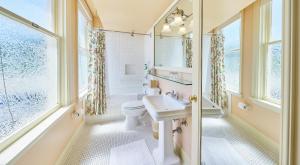 baño con lavabo y aseo y ventana en Ashland Springs Hotel, en Ashland