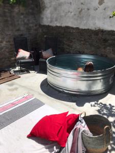 una persona tumbada en una bañera de hidromasaje en una habitación en Casa do Mercador by Portus Alacer, en Avis