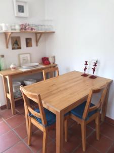una mesa de madera y sillas en la cocina en Casa do Mercador by Portus Alacer, en Avis