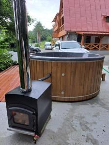 a hot tub with a stove next to a building at Apartmany Milano s výrivkou a terasou in Kvakovce