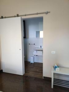 uma porta aberta para uma casa de banho com um lavatório em B&B Mazzini em Grottaglie