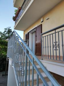 格羅塔列的住宿－B&B Mazzini，带有蓝色栏杆的房屋阳台