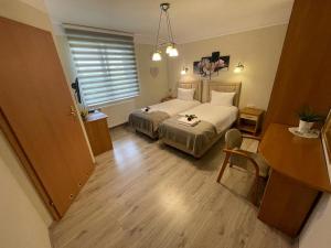 een hotelkamer met een bed en een bureau bij Villa Regina - Spokojna okolica - 100 metrów od lasu in Kościerzyna