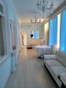 sala de estar con sofá y lámpara de araña en Artush & Raisa B&B, en Gyumri
