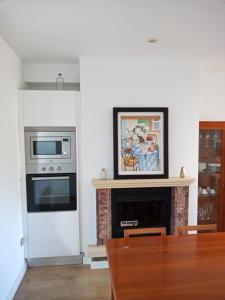 sala de estar con microondas y chimenea en Apartamento 1 HOME SUITES ALMERÍA, en Almería 15 fotos más