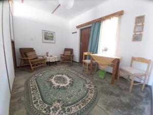 een woonkamer met een tapijt en stoelen en een tafel bij BKZ Self-Catering in Solitaire