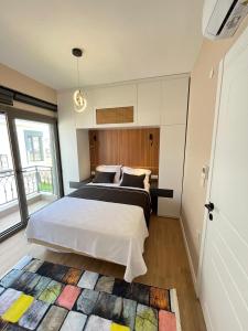 um quarto com 2 camas e um tapete em Villa Evasion A em Seferihisar