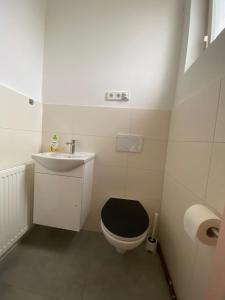A bathroom at Bluestone Appartements - 23qm free and near parking