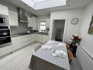 eine Küche mit einem Tisch mit Tellern darauf in der Unterkunft The Trinity College Townhouse in Dublin