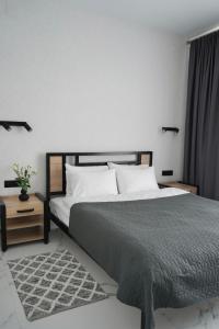 um quarto com uma cama grande e almofadas brancas em Апарт-готель LOGOS em Skhidnitsa
