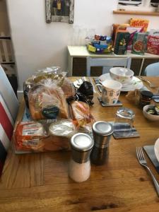 Une table avec un paquet de nourriture. dans l'établissement Blue Shutters, à Weymouth